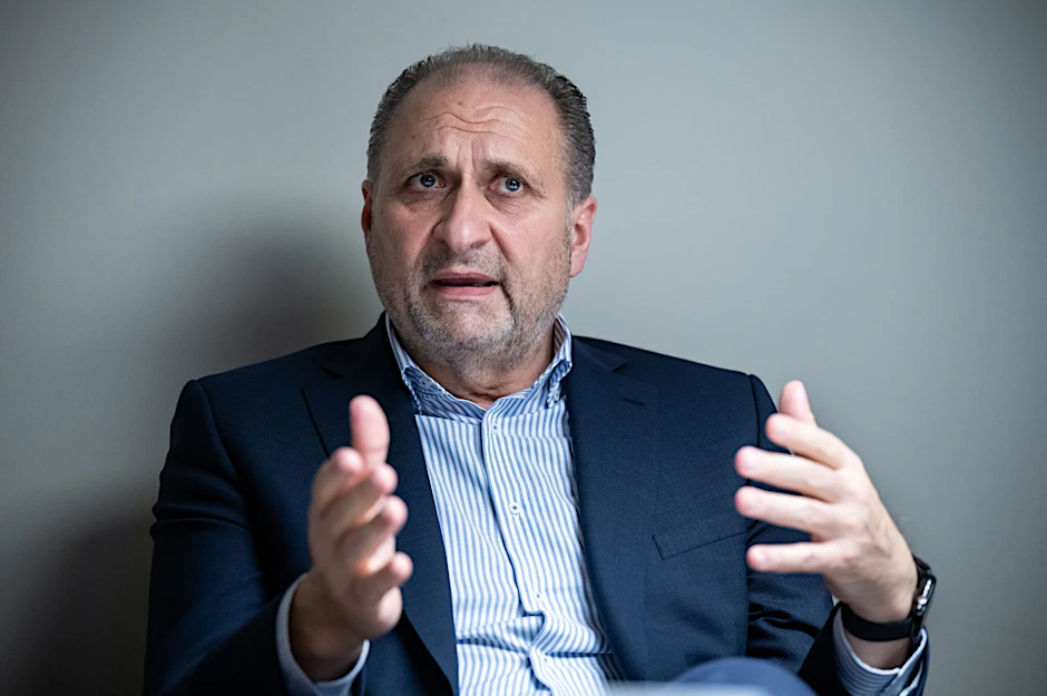 ARCHIV - Hans Peter Wollseifer, Präsident des Zentralverbands des Deutschen Handwerks (ZDH), sitzt bei einem Interview mit der Deutschen Presse-Agentur dpa im Haus des Deutschen Handwerks.  