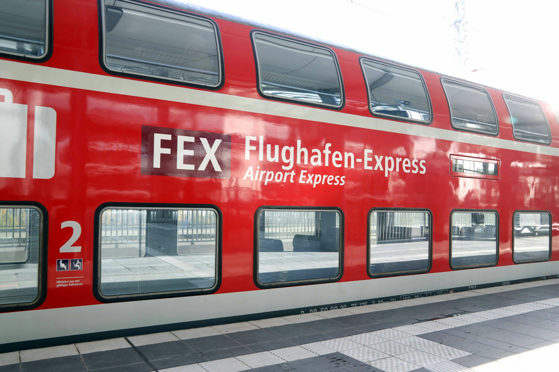 Der Flughafenexpress FEX bringt Reisende zum Flughafen BER in Schönefeld und von dort in die Hauptstadt (Symbolbild).