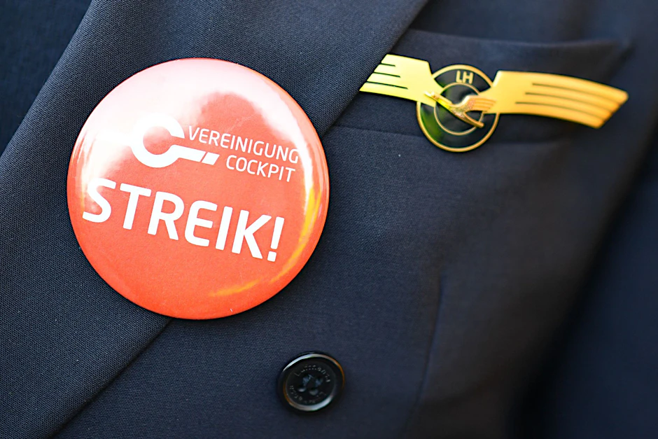 ARCHIV - Nachdem das Bodenpersonal die Lufthansa einen ganzen Tag lahmgelegt hat, rüsten sich nun die Piloten für einen Arbeitskampf.  pa