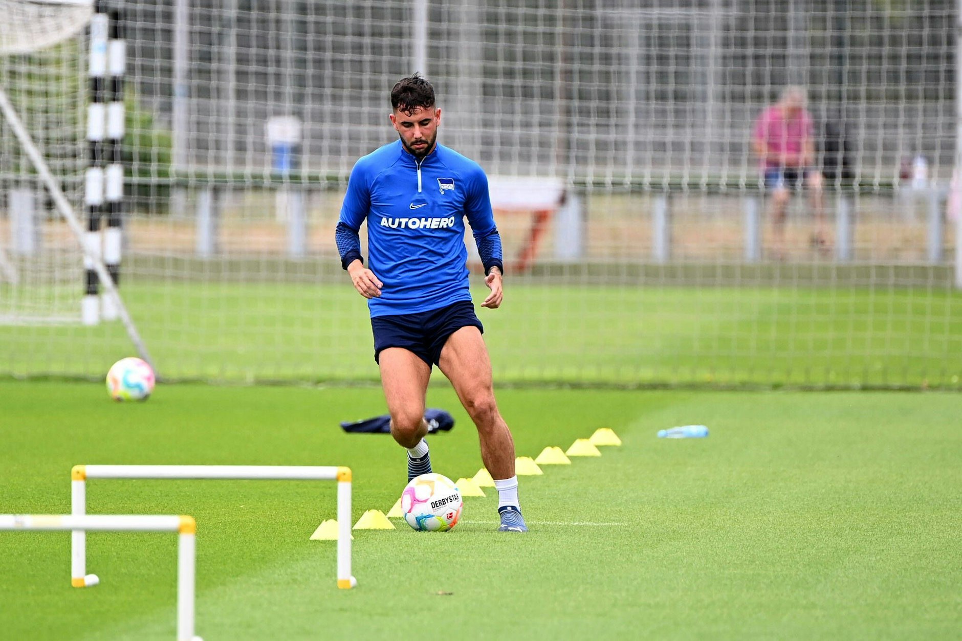 Herthas Marco Richter am Montag beim Einzeltraining. Er lief sogar schon wieder Slalom mit dem Ball.