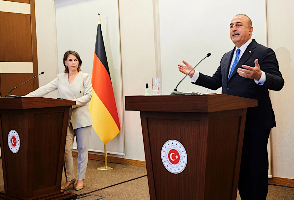 dpatopbilder - Annalena Baerbock (Bündnis 90/Die Grünen, l), Außenministerin, und Mevlüt Cavusoglu, Außenminister der Türkei, lieferten sich Wortgefechte zur erwarteten türkischen Offensive in Nordsysrien, zur Inhaftierung des Oppositionellen Kavala in der Türkei und zum Insel-Streit zwischen Griechenland und der Türkei.  