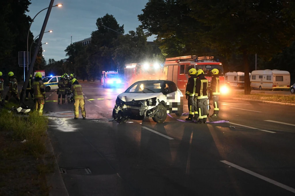 Carsharing-Auto kracht in Spandau gegen Laterne: Ein Verletzter