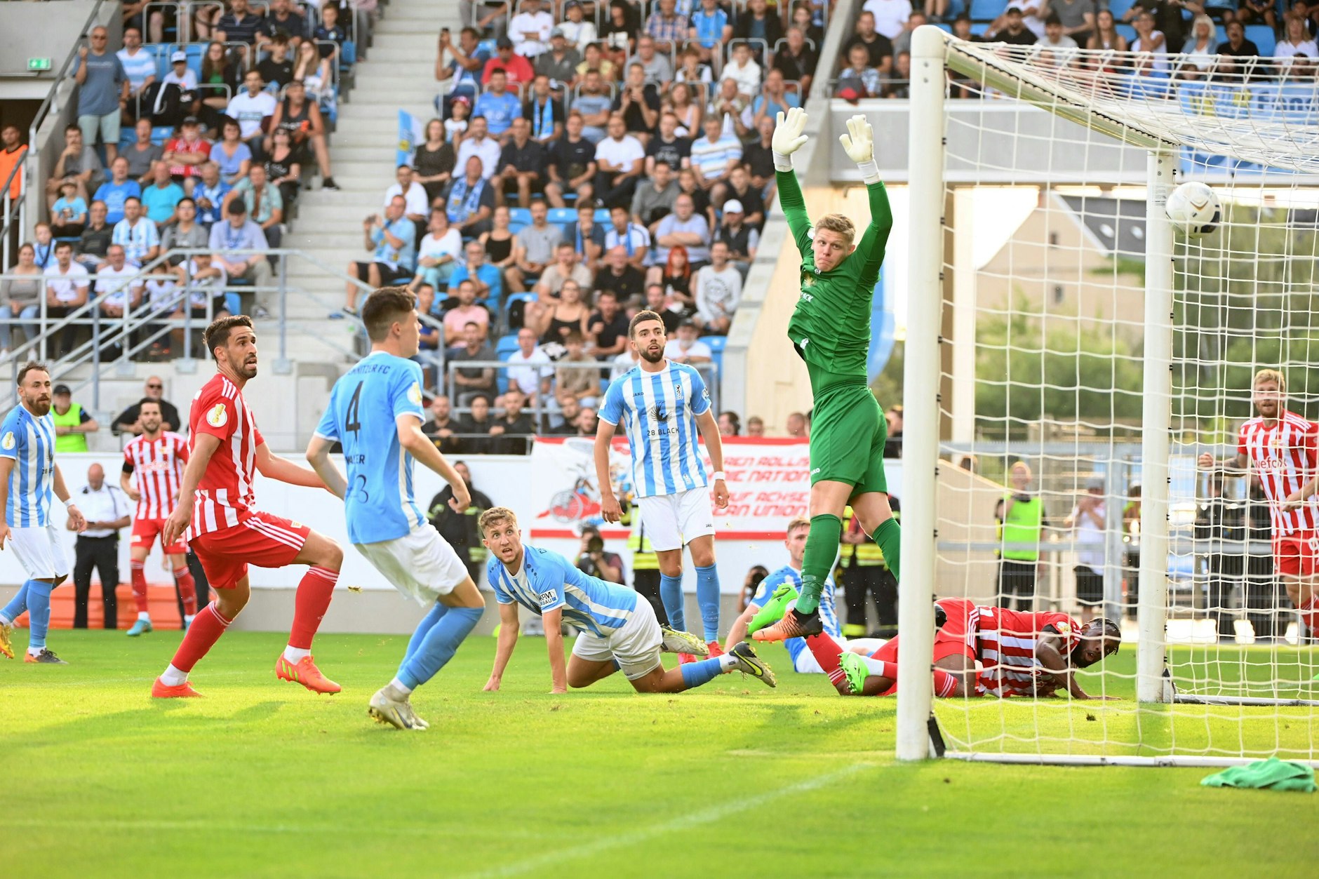 Und drin das Ding! Jordan Siebatcheu - rechts am am Boden - hatte nach schöner Vorarbeit von Andreas Voglsammer artistisch das 1:1 erzielt.