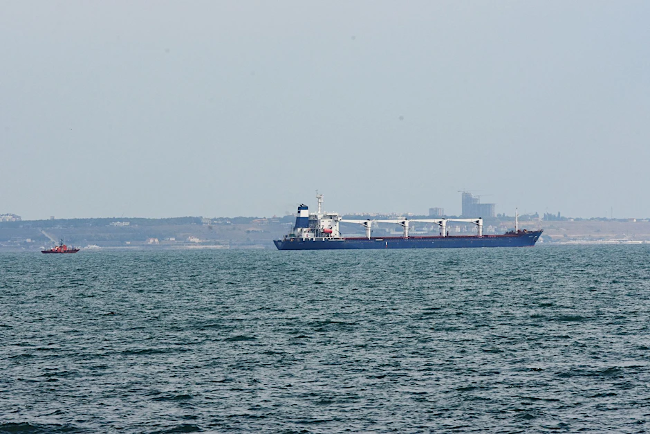 Der Massengutfrachter «Razoni» verlässt den Hafen von Odessa. Das unter der Flagge Sierra Leones fahrende Schiff befördert rund 26.000 Tonnen ukrainisches Getreide in den Libanon.