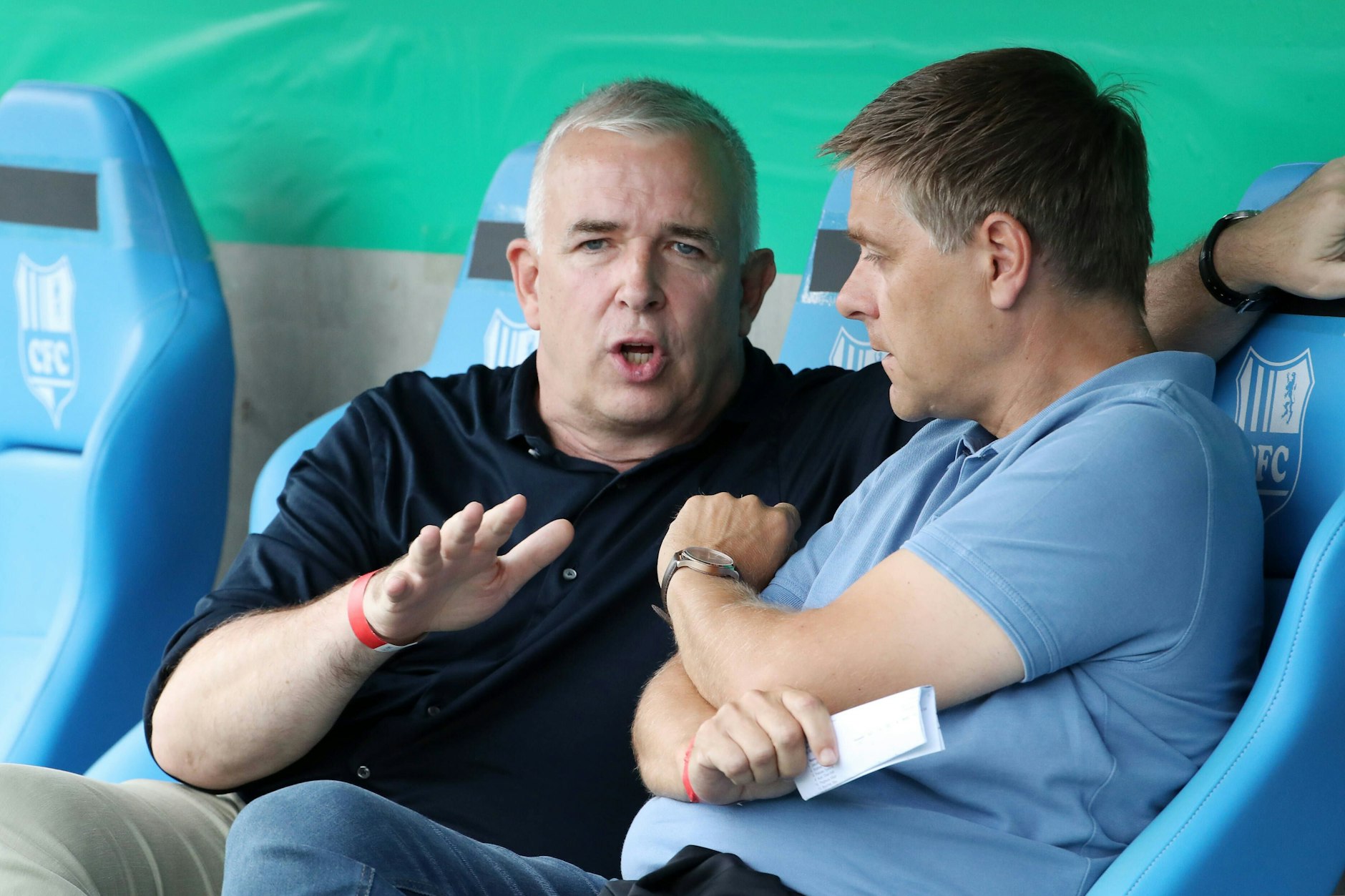 Vor dem Spiel war die Laune bei Boss Dirk Zingler und Manager Oliver Ruhnert (r.) deutlich besser, hinterher überwog die Erleichterung, eine Blamage vermieden zu haben.