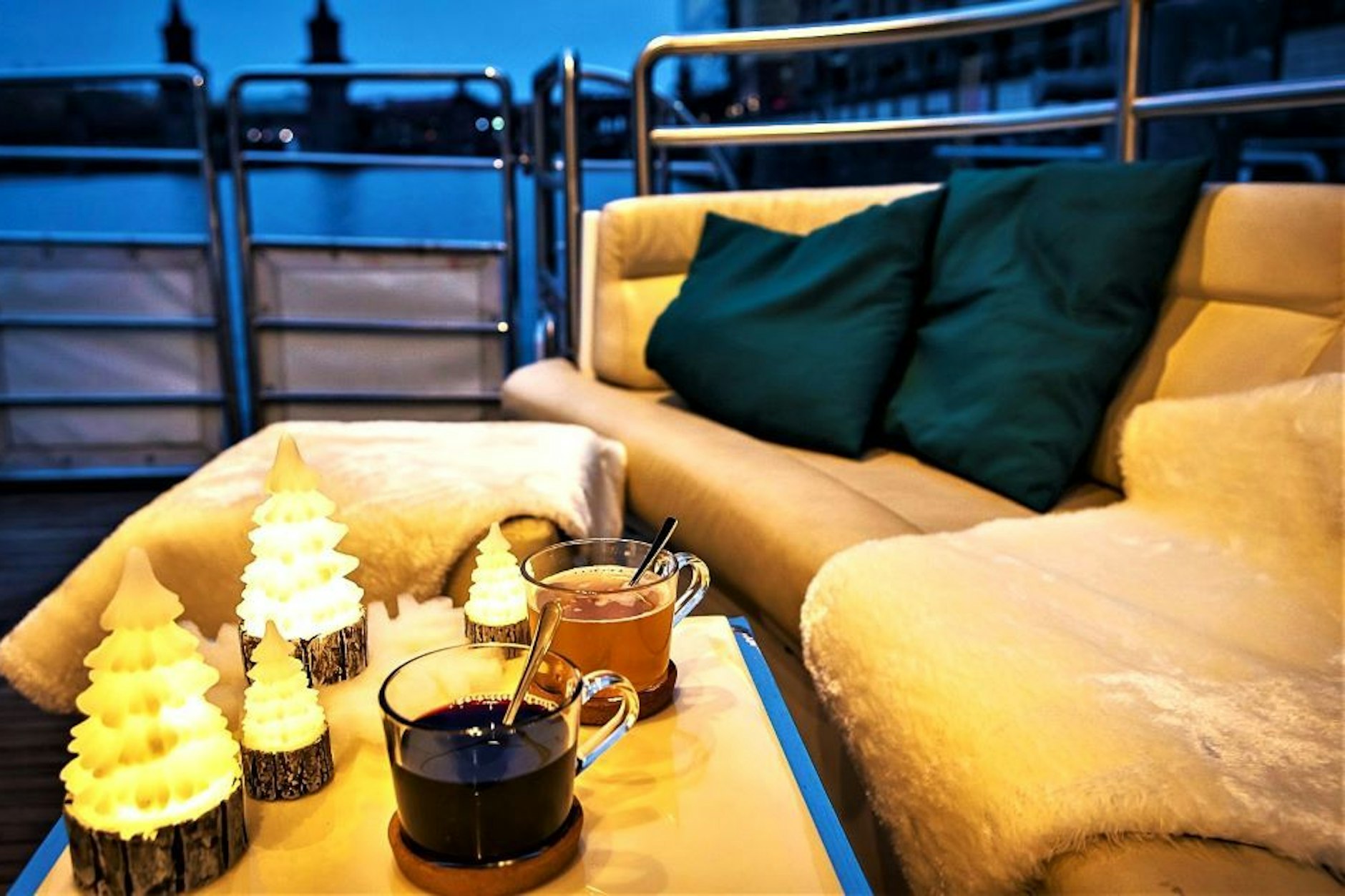 Erleben Sie gemütliche Stunden auf dem festlich geschmückten Solarschiff.