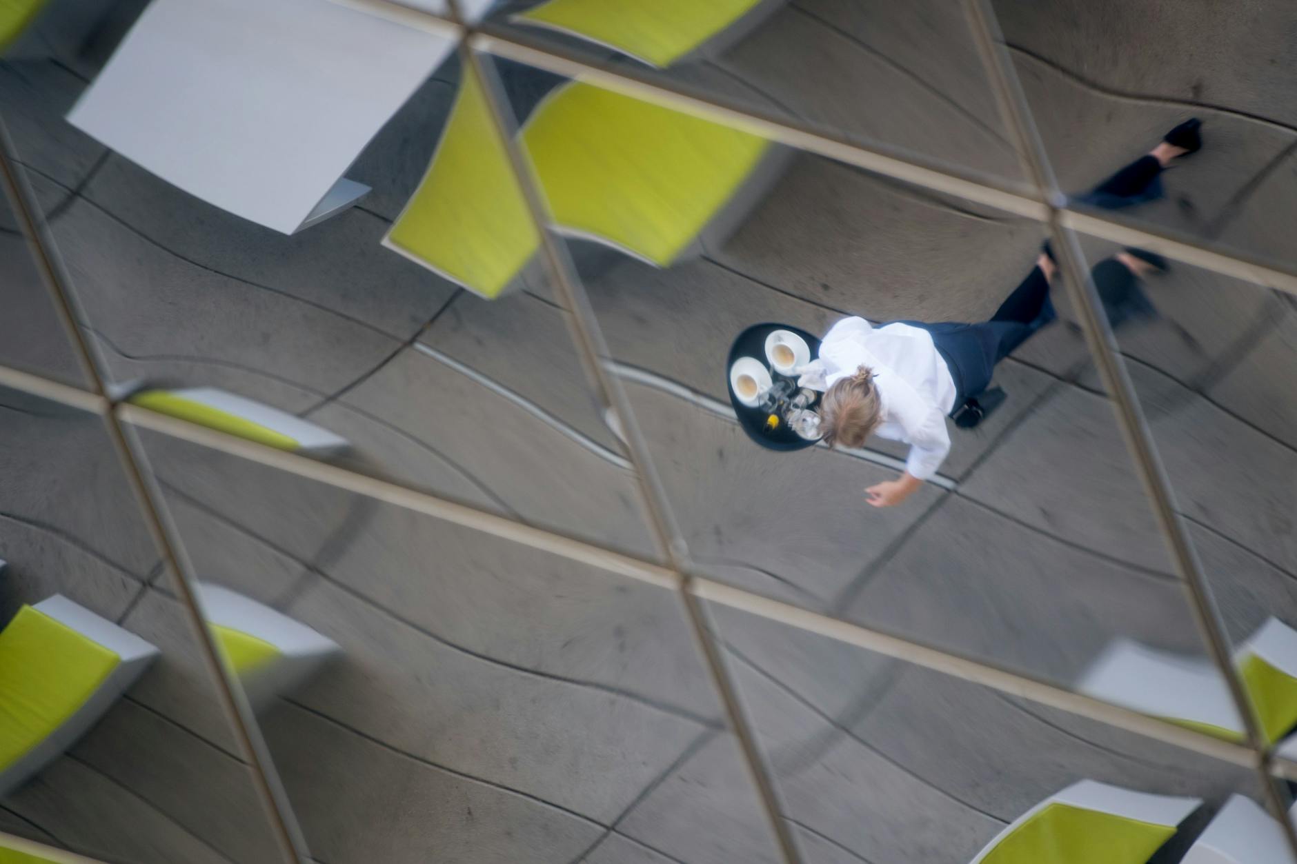 Eine Kellnerin bei der Arbeit.