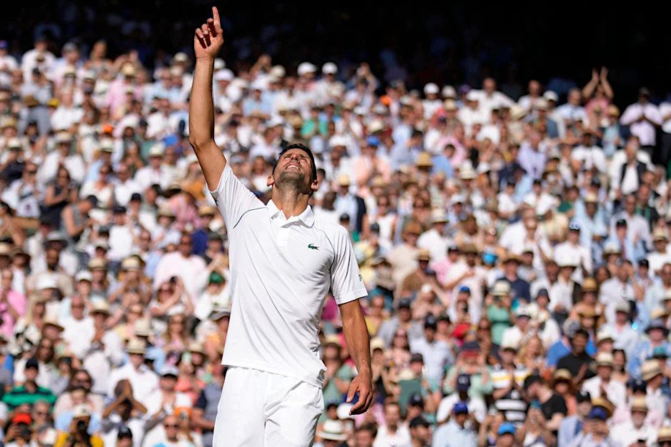 Hat zum siebten Mal in Wimbledon triumphiert: Novak Djokovic feiert seinen Sieg.  