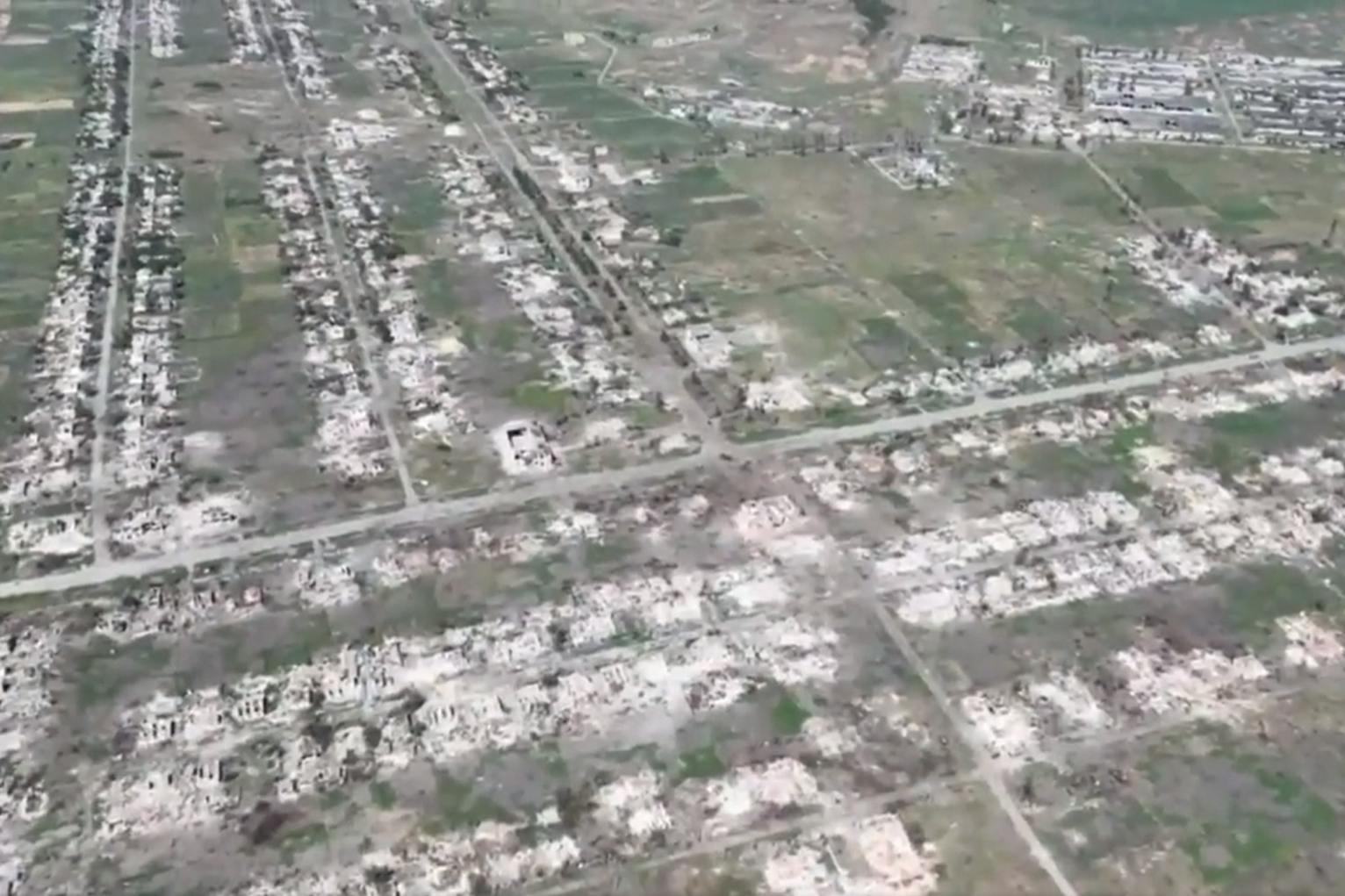 Im Drohnenvideo wird das Ausmaß der Zerstörung des Dorfes Berestowe in der Oblast Donezk deutlich.