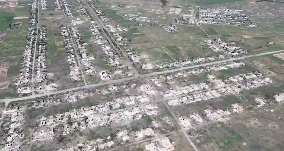 Im Drohnenvideo wird das Ausmaß der Zerstörung des Dorfes Berestowe in der Oblast Donezk deutlich.