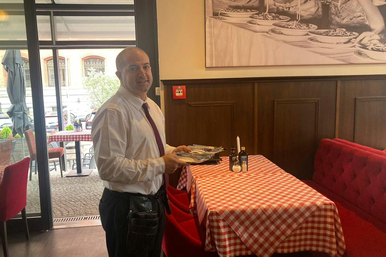 Oberkellner Fabian Orru (47) ist seit 32 Jahren in der Gastronomie beschäftigt.