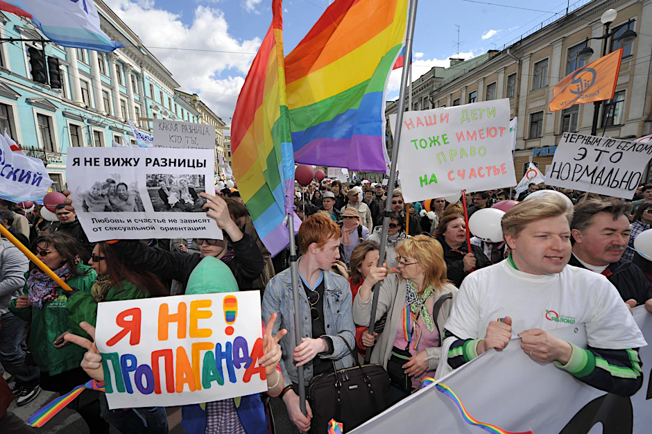 Eine Demo für die Rechte der queeren Community im russischen St. Petersburg