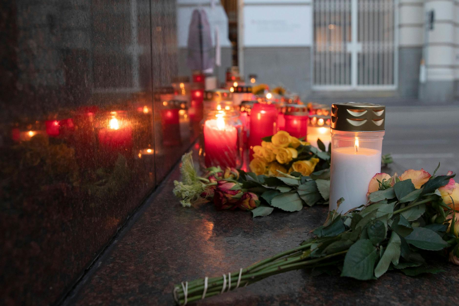 Blumen und Kerzen für die Ärztin Lisa-Maria Kellermayr vor dem Gesundheitsministerium in Wien