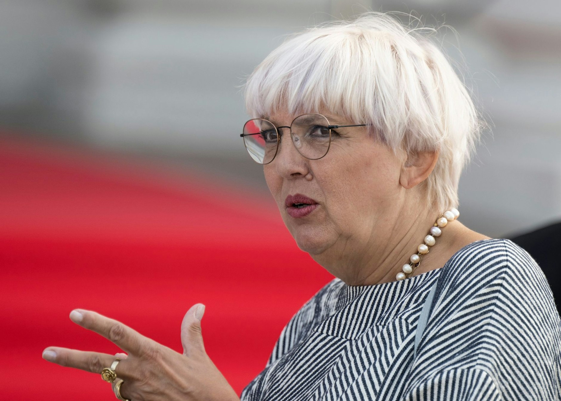 ARCHIV - Claudia Roth (Bündnis 90/Die Grünen) macht energieintensive klimatische Bedingungen für Kunst zum Thema.