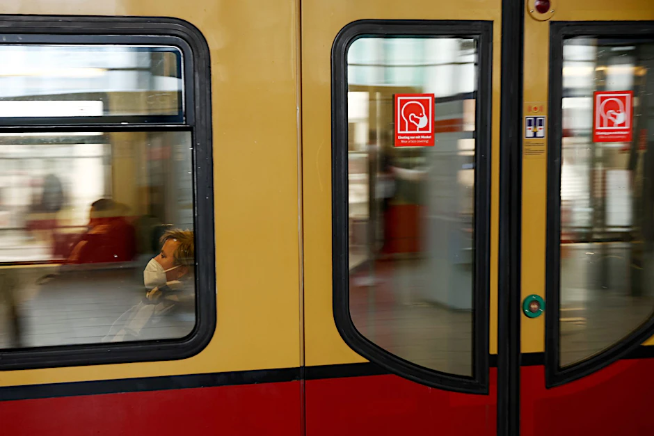 ARCHIV - Blick auf eine S-Bahn.  