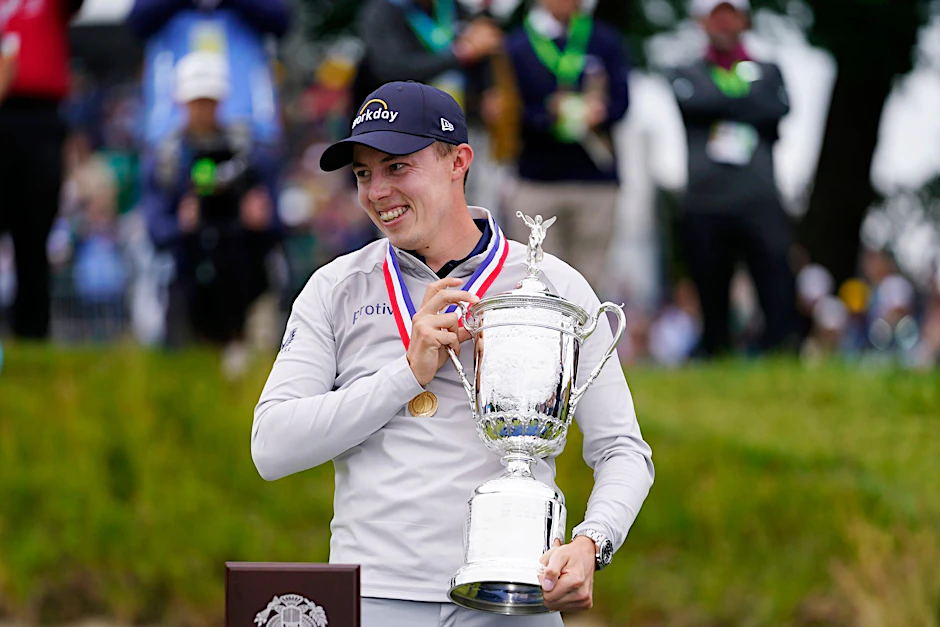 Matthew Fitzpatrick feiert nach dem gewonnenen Turnier mit der Trophäe.  