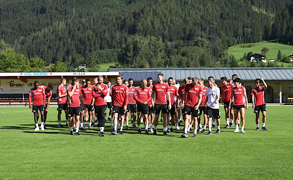 Die Spieler gehen über den Platz.  