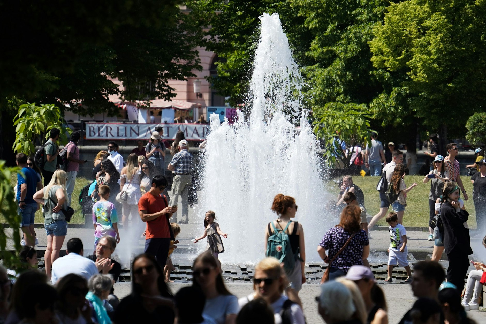 Zahlreiche Menschen genießen das gute Wetter im Lustgarten. Berlins Einwohnerzahl wächst und die schönen Plätze werden noch voller.