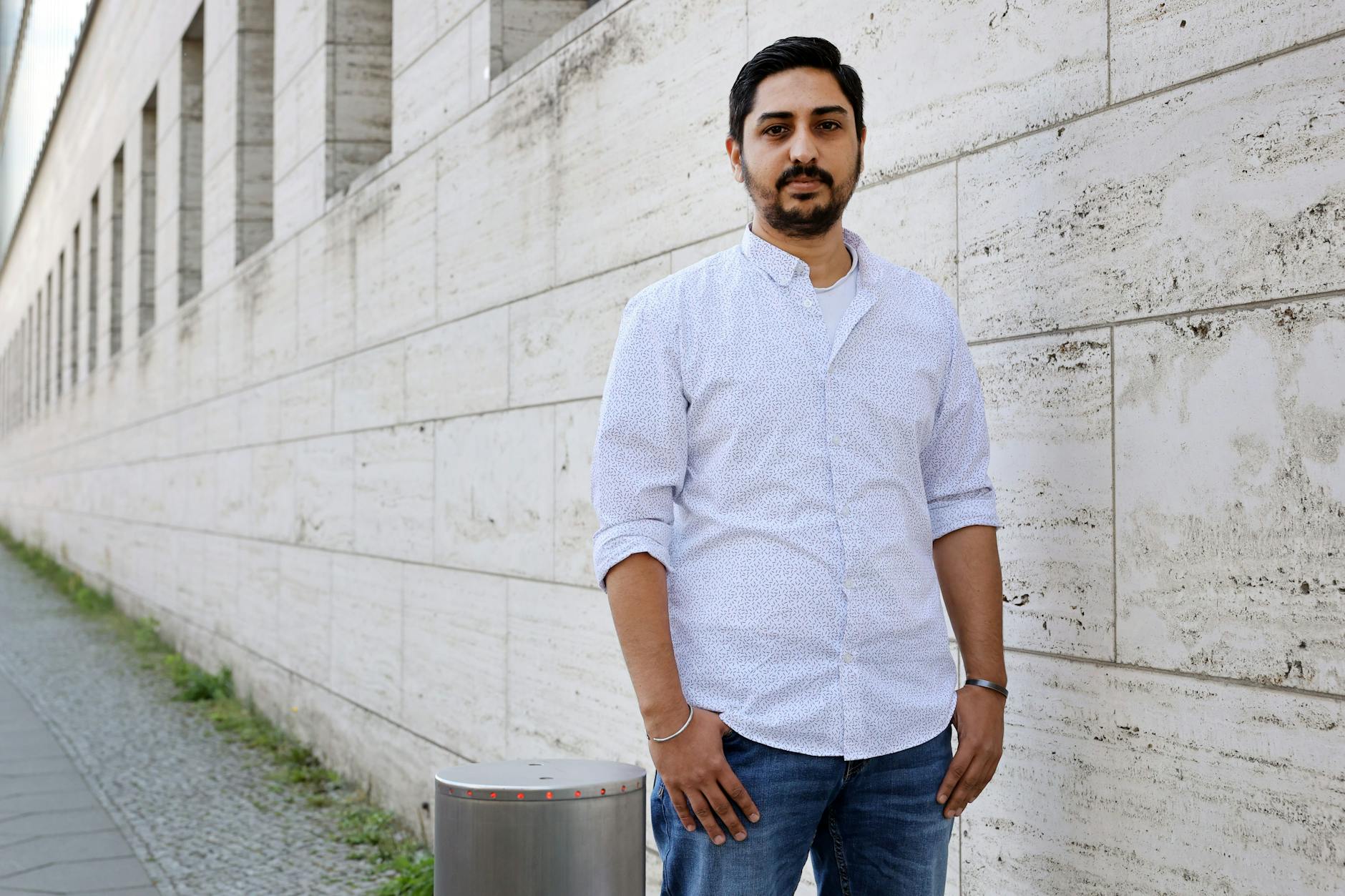 Ali Iqbal ist Banker und hat einen deutschen Pass. Er wartet bald ein Jahr auf das Visum für seine Frau.