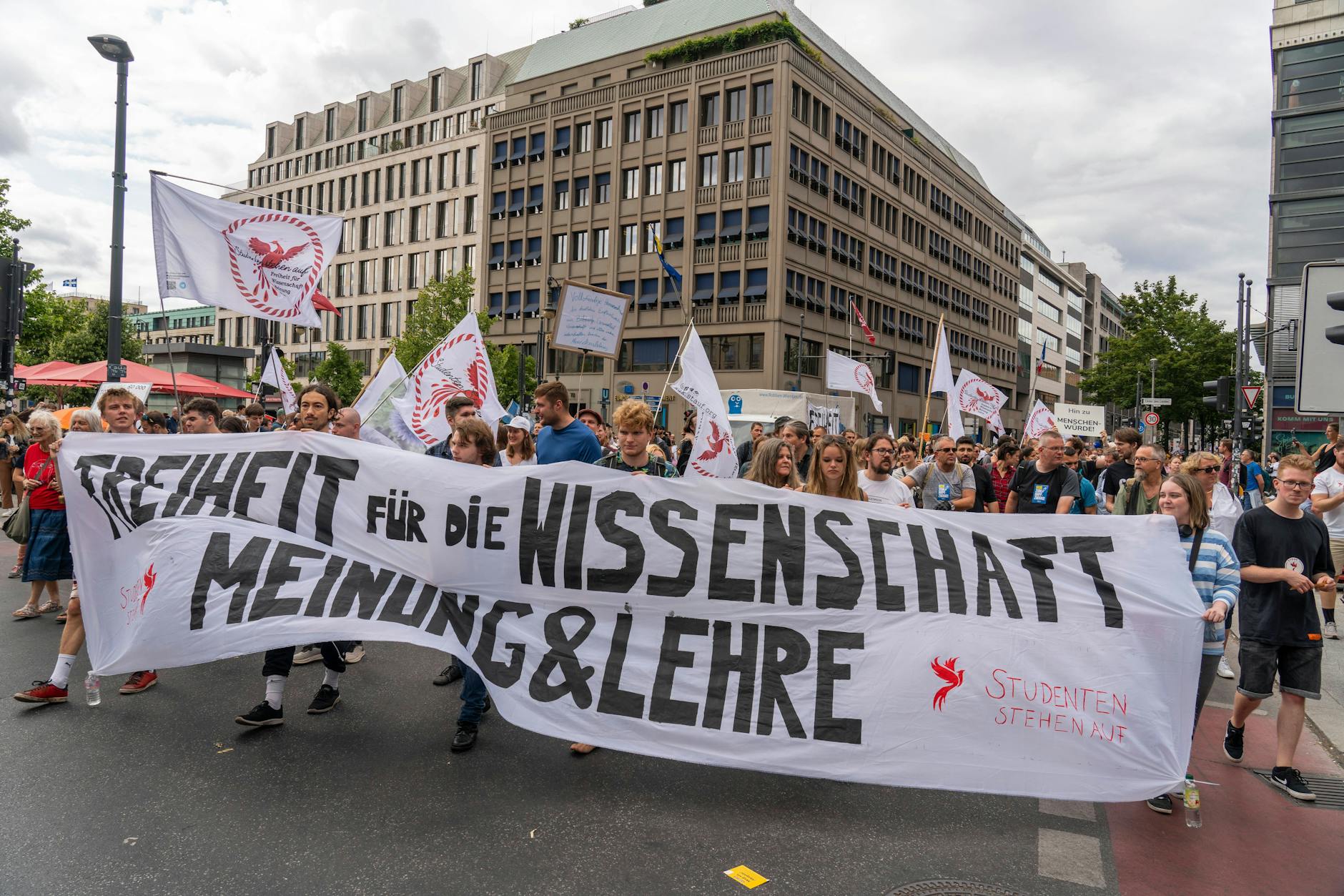 Etwa 5000 Demonstranten protestierten am Montag gegen die Corona-Politik in Deutschland. Darunter waren auch zahlreiche Studenten.