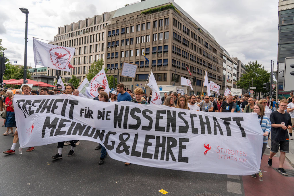 Erneute Corona-Demo in Berlin: Tausende ziehen vor den Reichstag
