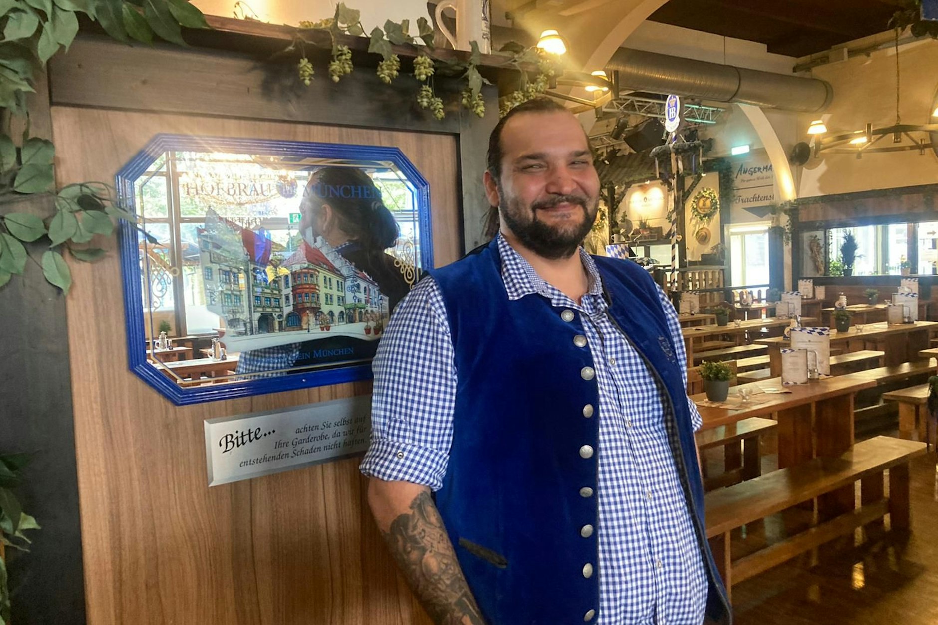 David Wonly (39) ist Schichtleiter im Hofbräuhaus am Alexanderplatz und widerspricht ARD-Moderatorin Anja Reschke.