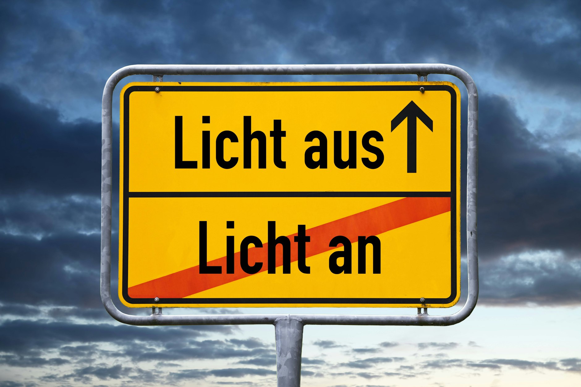 Berlin schaltet das Licht aus, um Energie zu sparen, und Amtsmitarbeiter könnten demnächst nur noch arbeiten, wenn es taghell ist.