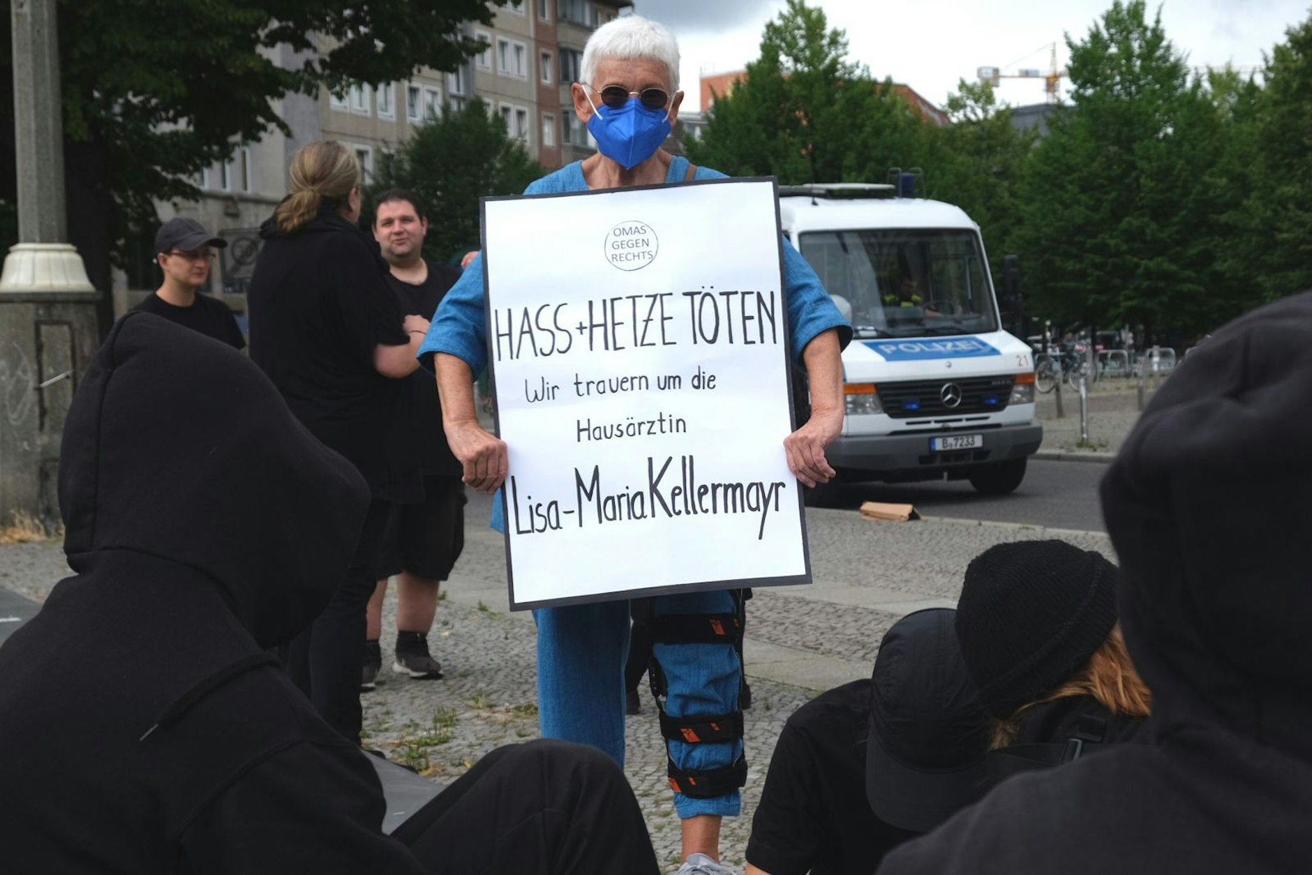 Diese Demonstrantin von Omas gegen Rechts will auf das Problem der Hetze im Netz aufmerksam machen.
