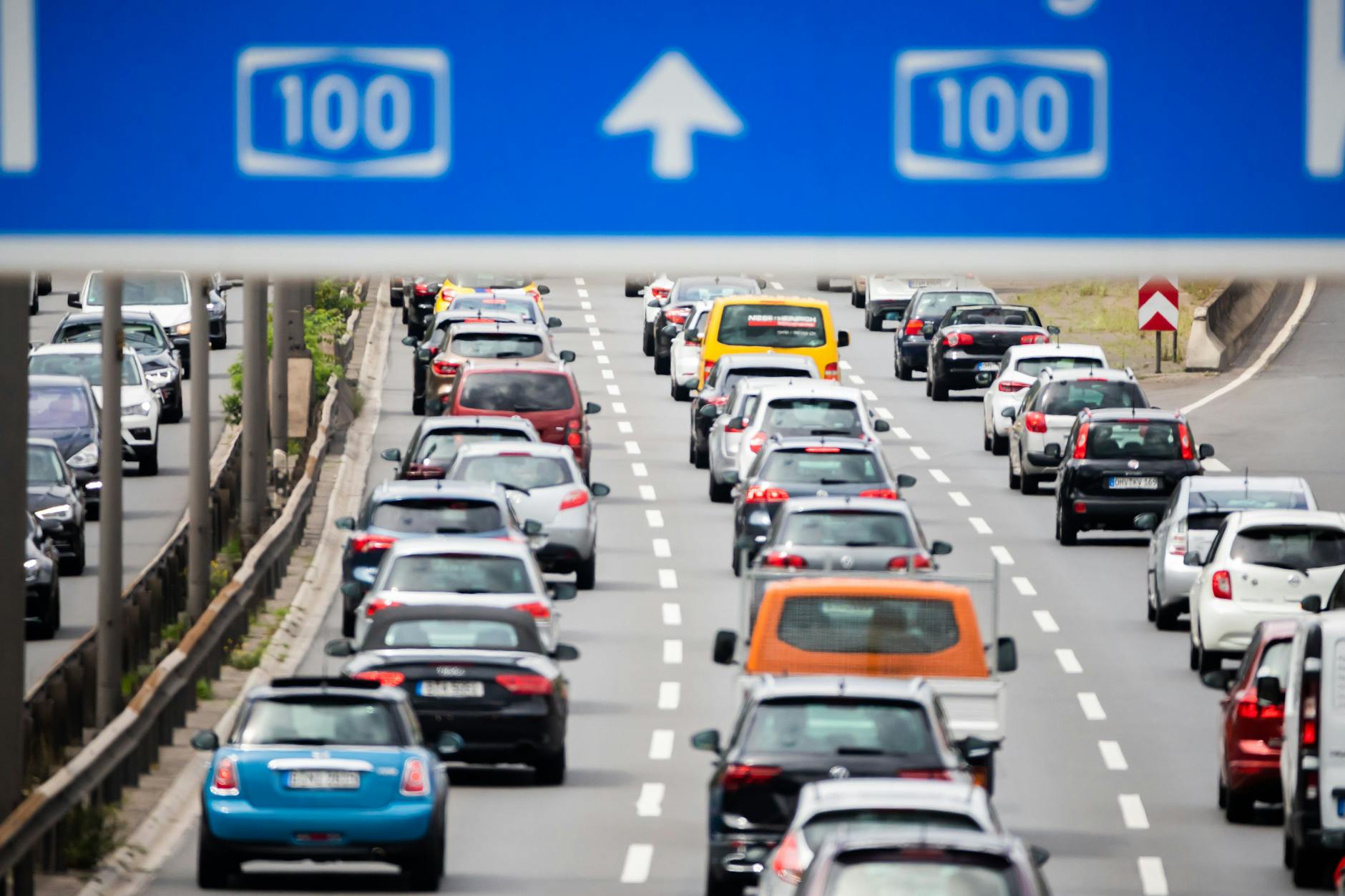 Berlin: Der Verkehr staut sich auf der Stadtautobahn A100.