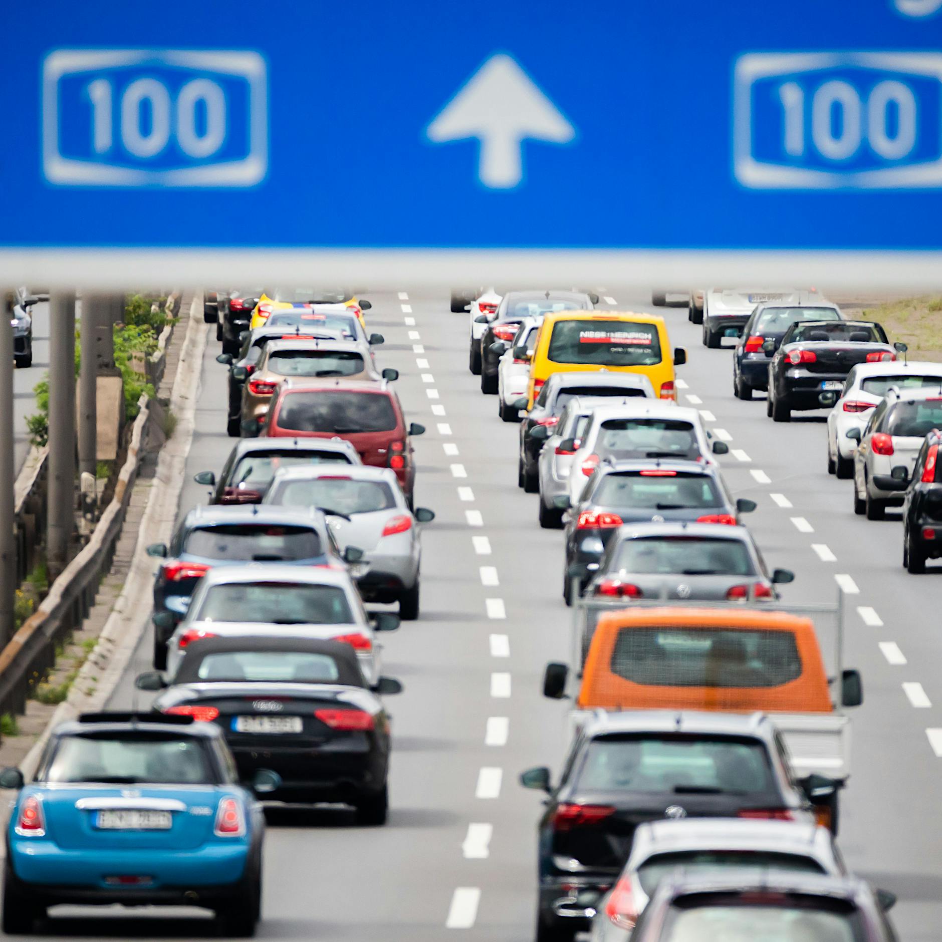 Berlin: Stau auf der A100 wegen Straßenschäden