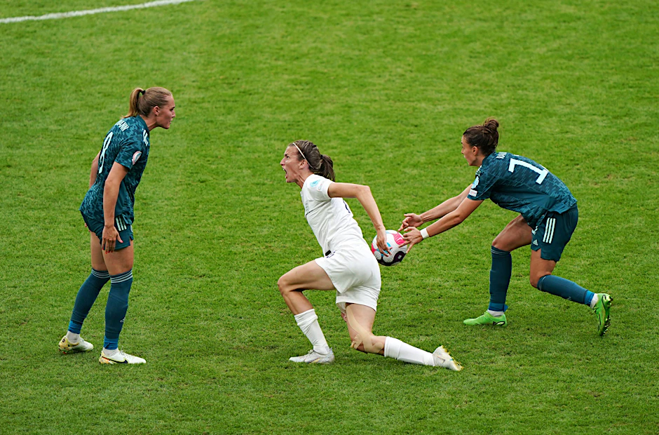Eine Szene aus dem Spiel, die für Aufregung sorgt:&nbsp;Jill Scott (M.) geriet mit DFB-Spielerin Sydney Lohmann aneinander.