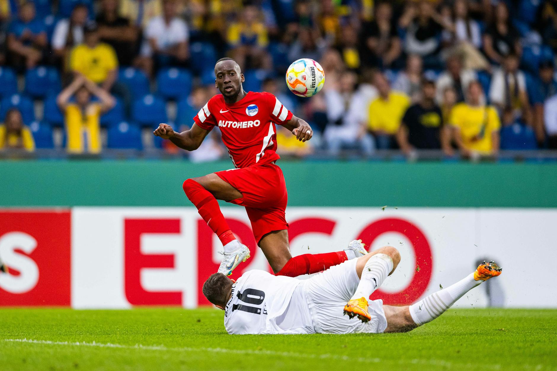 Herthas Dodi Lukebakio trifft in der 103. Minute per Lupfer zum 4:3 gegen Braunschweig.