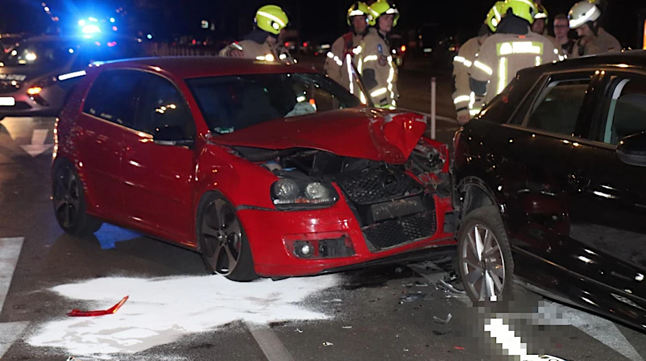 Bei einem Unfall auf der Frankfurter Allee wurden nach ersten Erkenntnissen mindestens drei Menschen verletzt.