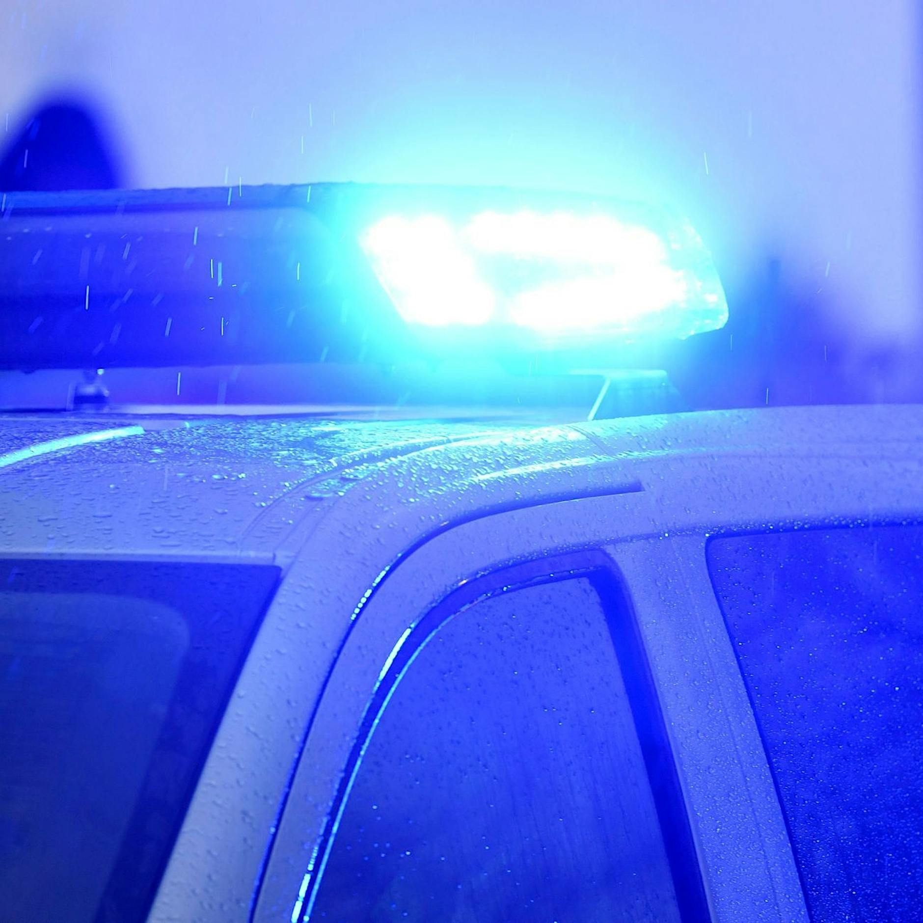 Angriff in Neukölln: Mann schlägt nicht-binärer Person ins Gesicht