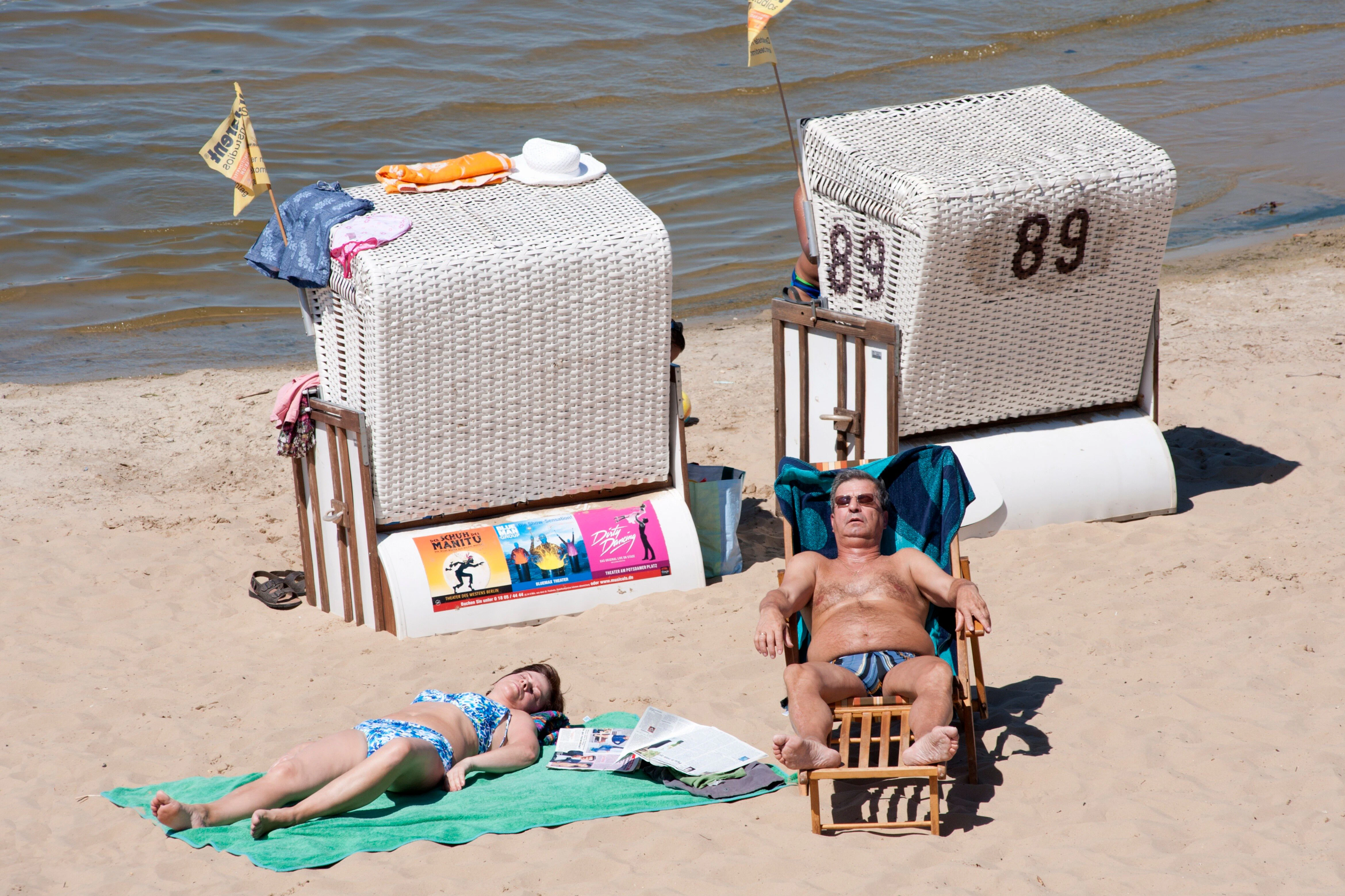 Wären sie mal früher gekommen – dann könnten sich’s auch die beiden im Strandkorb gemütlich machen.