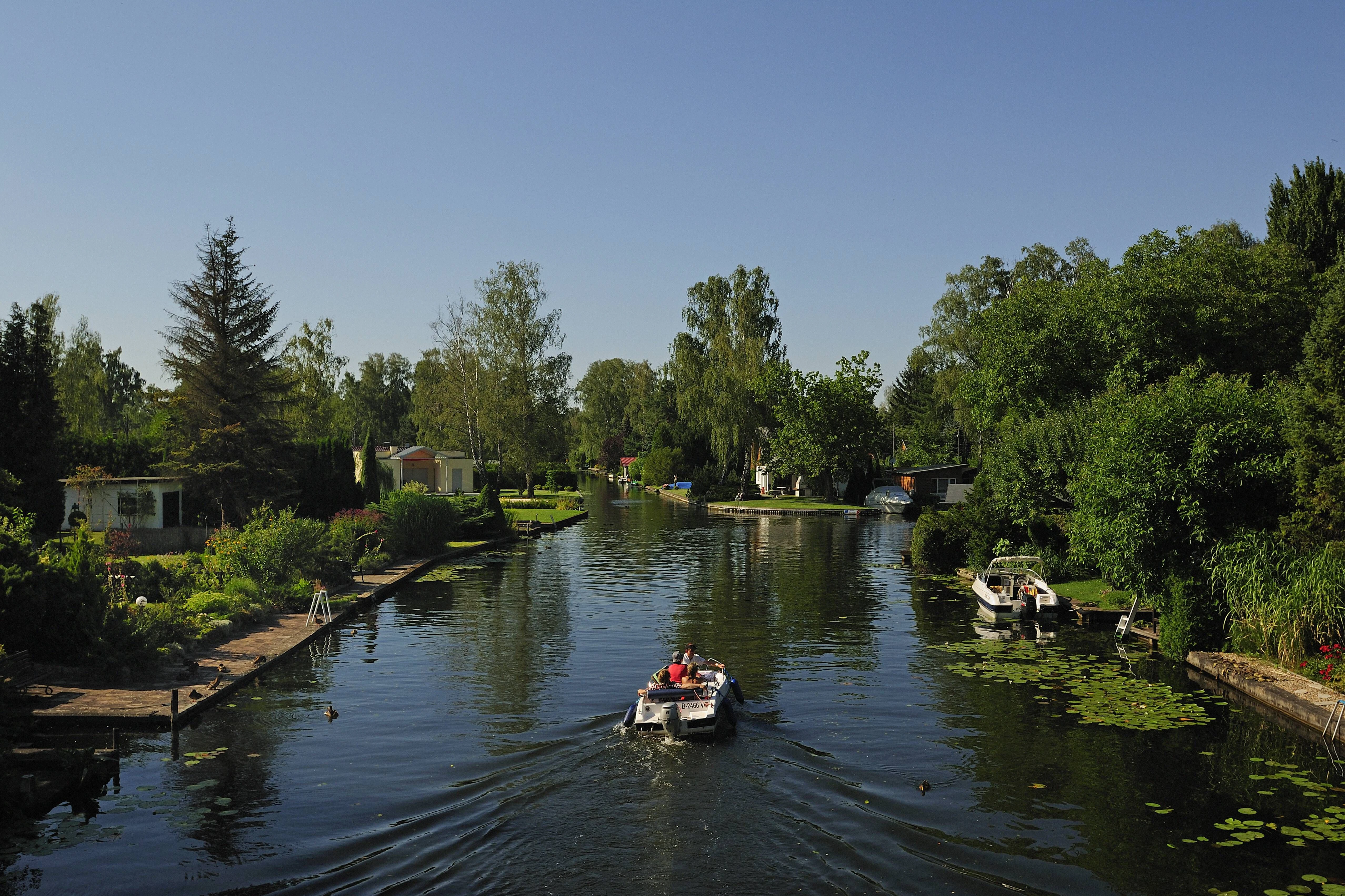Mit dem Motorboot durch „Klein Venedig“ – wer da nur vom Rand zuschaut, ist selbst schuld.