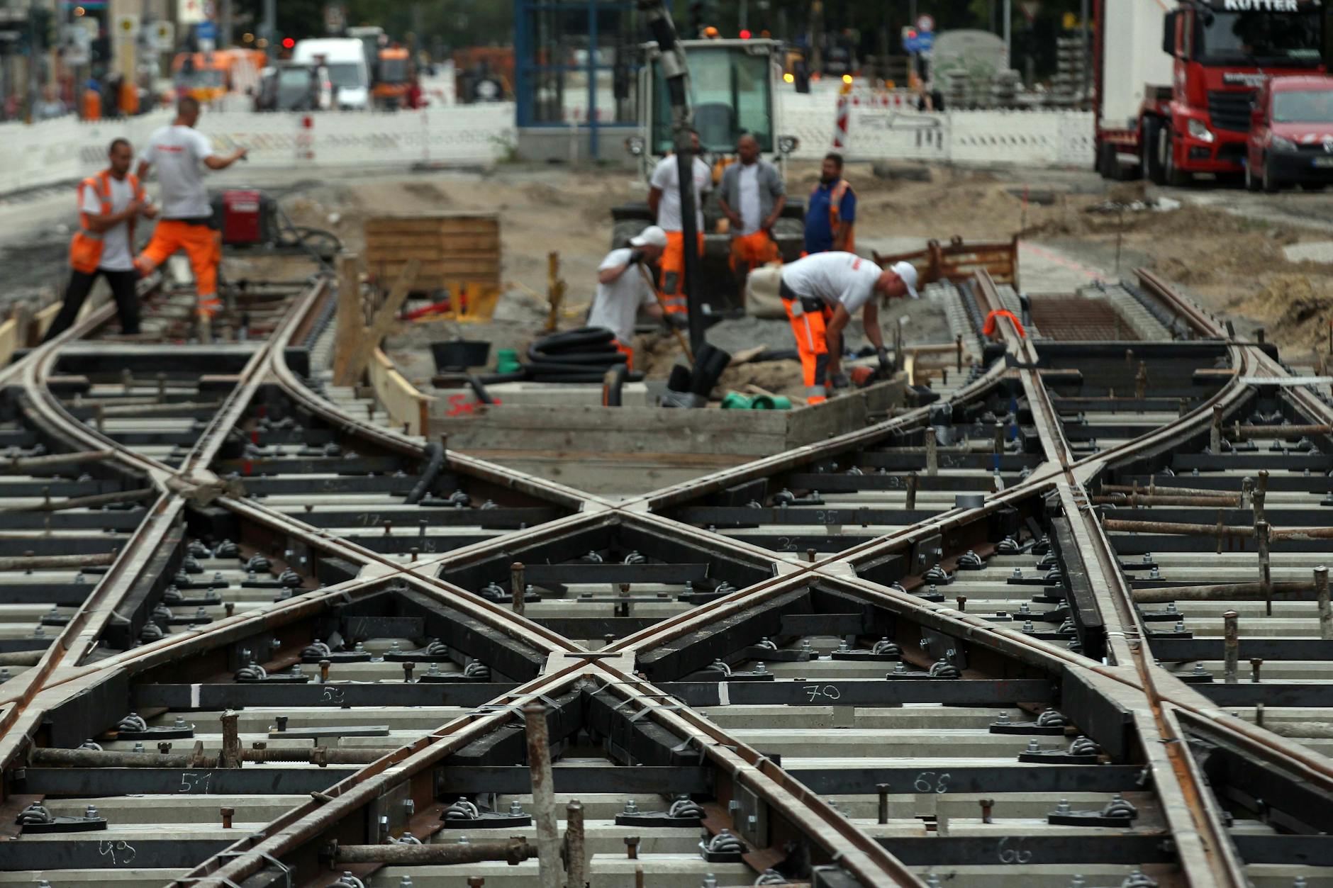 Und so sieht sie aus, die Maßanfertigung. Die Superweiche in der Turmstraße ist fast 78 Tonnen schwer.