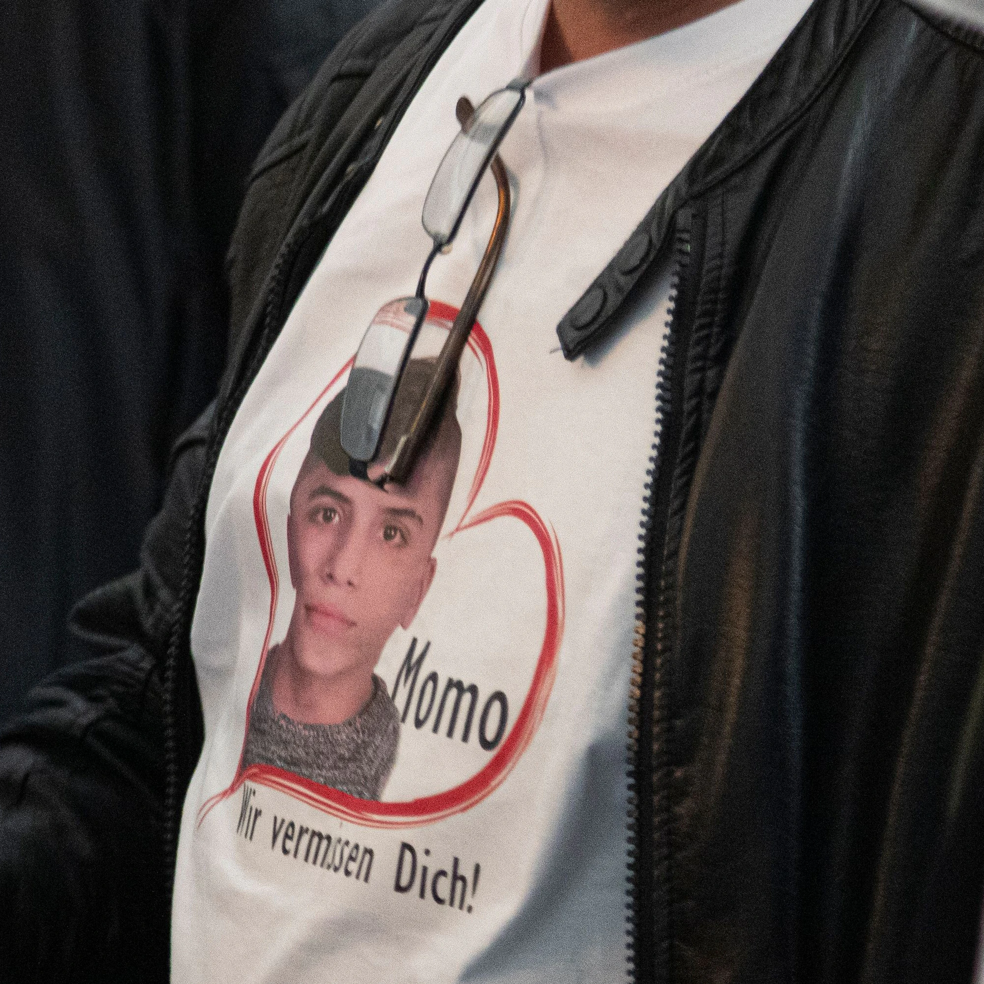 Das T-Shirt mit dem Bild des getöteten Jungen trägt die Mutter auch am letzten Prozesstag.