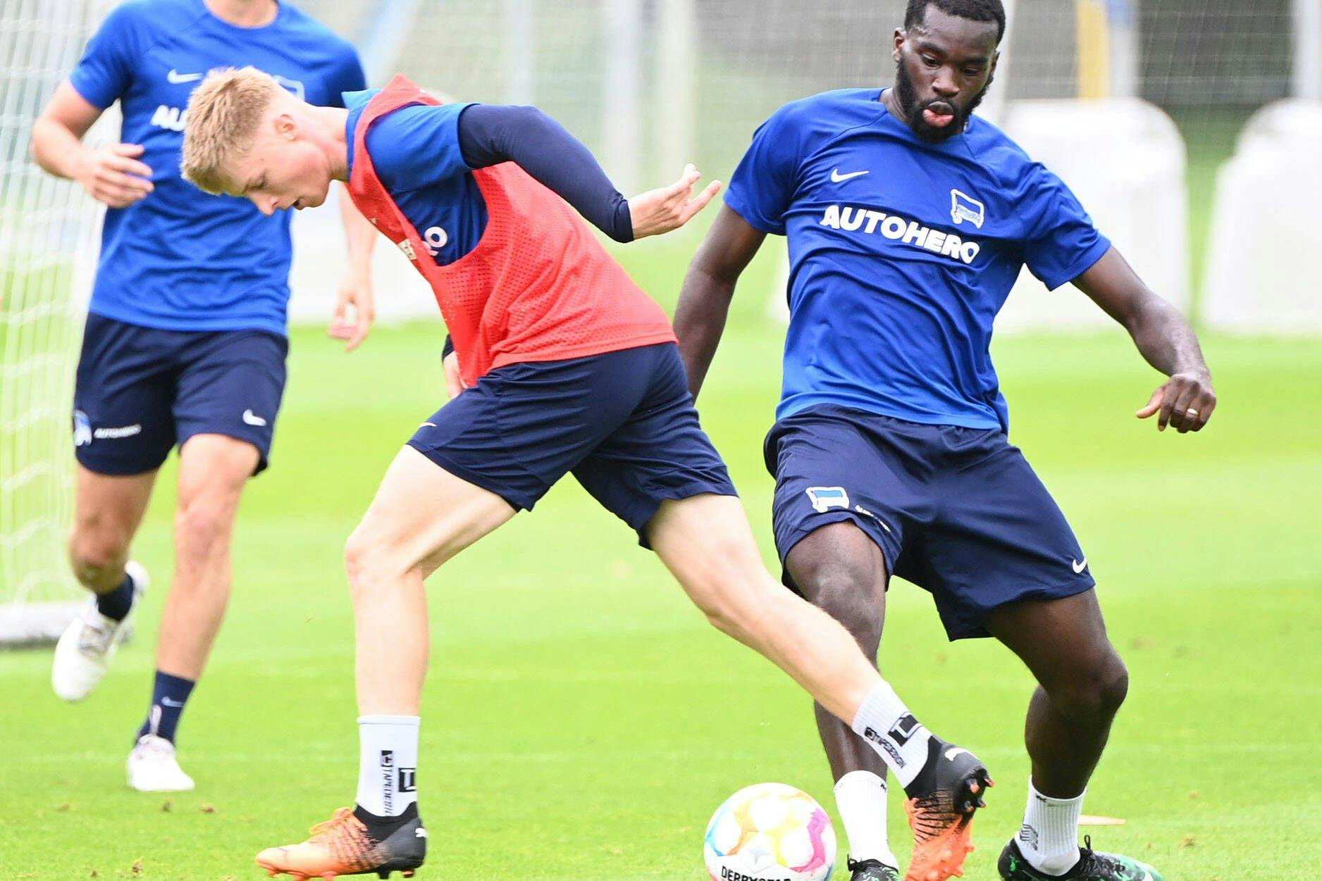 Wilfried Kanga (r.), hier im Duell mit Julian Eitschberger, ist in dieser Woche ins Training bei Hertha BSC eingestiegen. Im Derby wird er noch keine große Hilfe sein, aber kann künftig eine wichtige Rolle einnehmen.