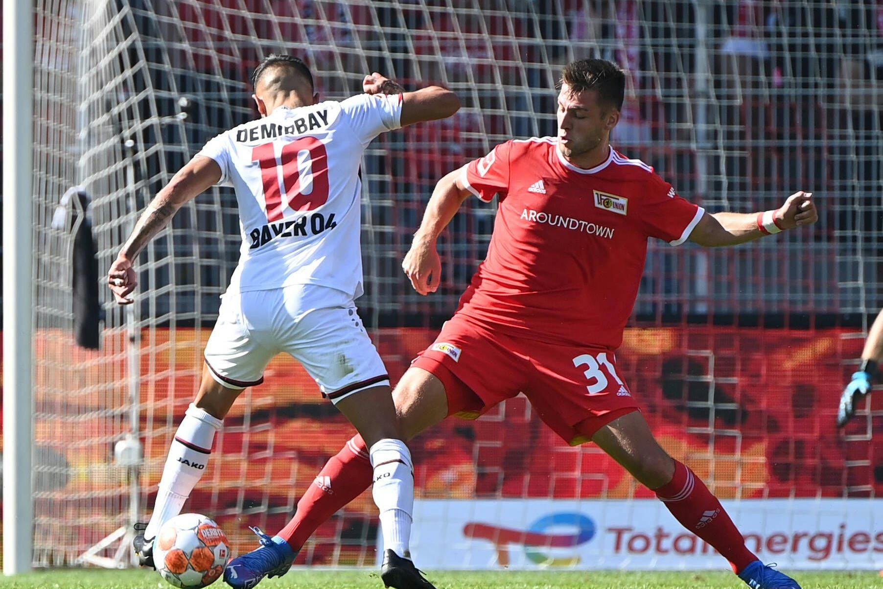 Umkämpftes Auftaktspiel in der Vorsaison: Hier stoppt Unions Robin Knoche Leverkusens Kerem Demirbay.