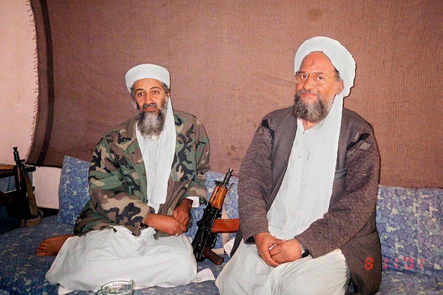 Das Foto zeigt Aiman al-Sawahiri (r.) neben Osama bin Laden. Es wurde zwei Monate nach dem grauenvollen Terror des 11. September 2001 irgendwo in Afghanistan aufgenommen.