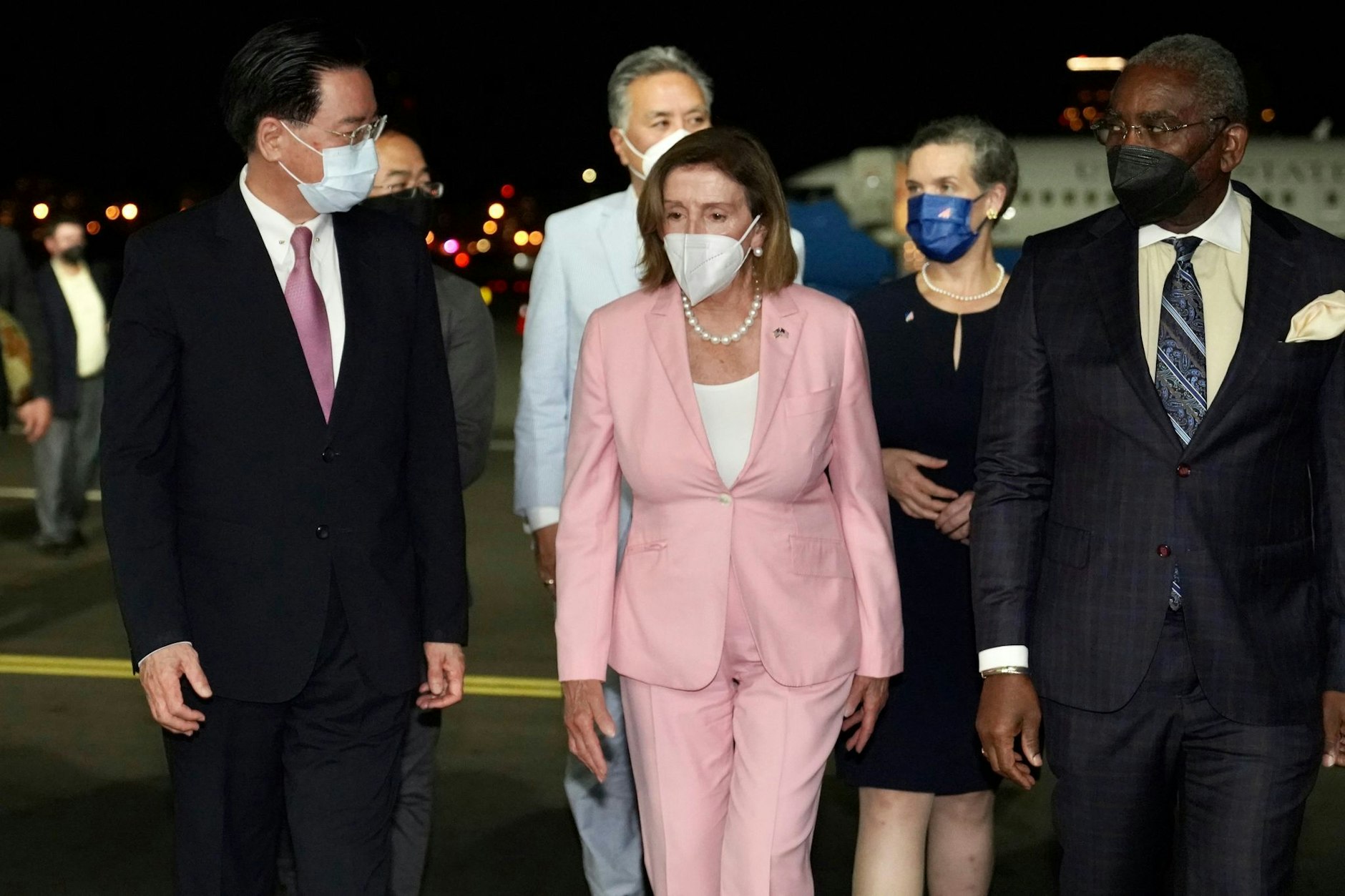 Nancy Pelosi nach ihrer Ankunft am Flughafen von Taipeh.