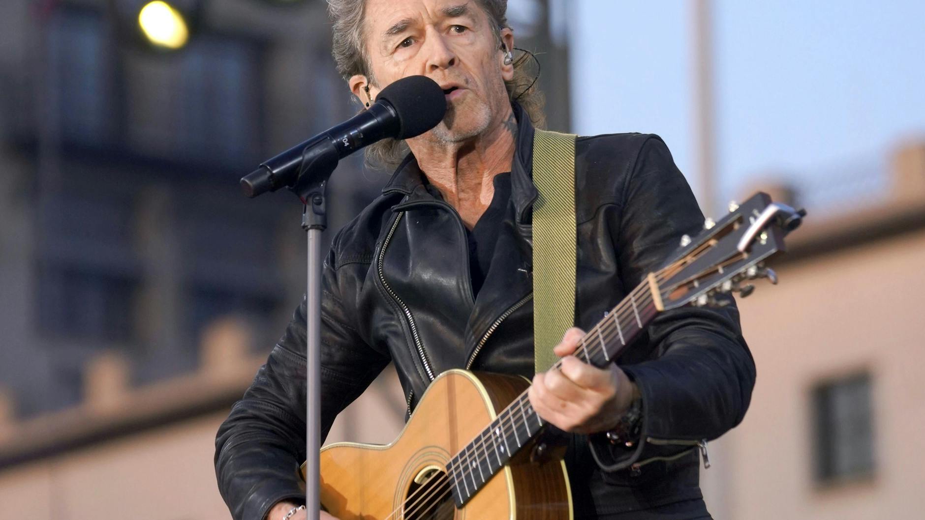 Der Sänger Peter Maffay bei der Solidaritätskundgebung „Sound of Peace“ am Brandenburger Tor. In der neuen Staffel von „The Voice of Germany“ ist er als Coach dabei.