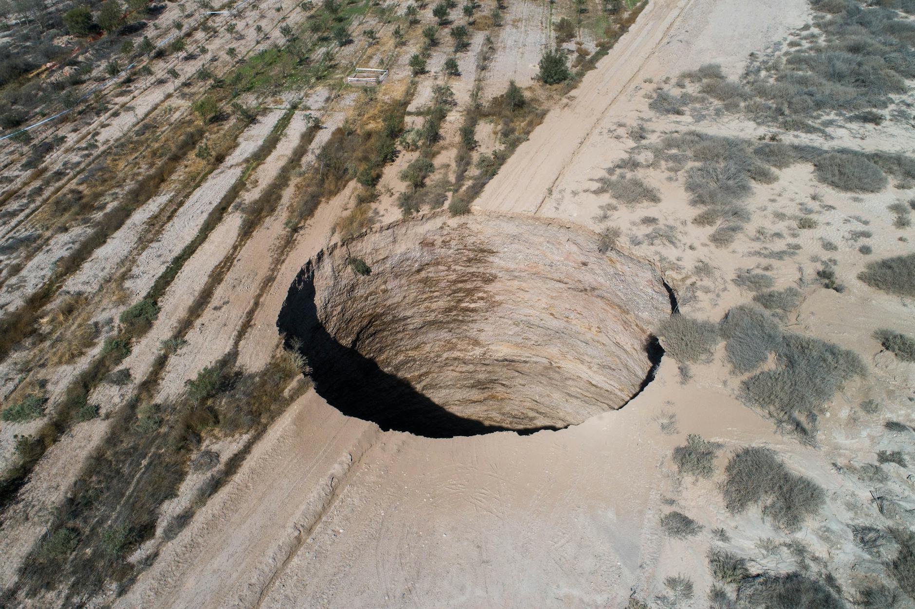 Chile: Ein großes Erdloch in der Nähe der Alcaparrosa-Mine. In einem Bergbaugebiet im Norden Chiles hat sich unvermittelt ein gewaltiges Loch aufgetan.