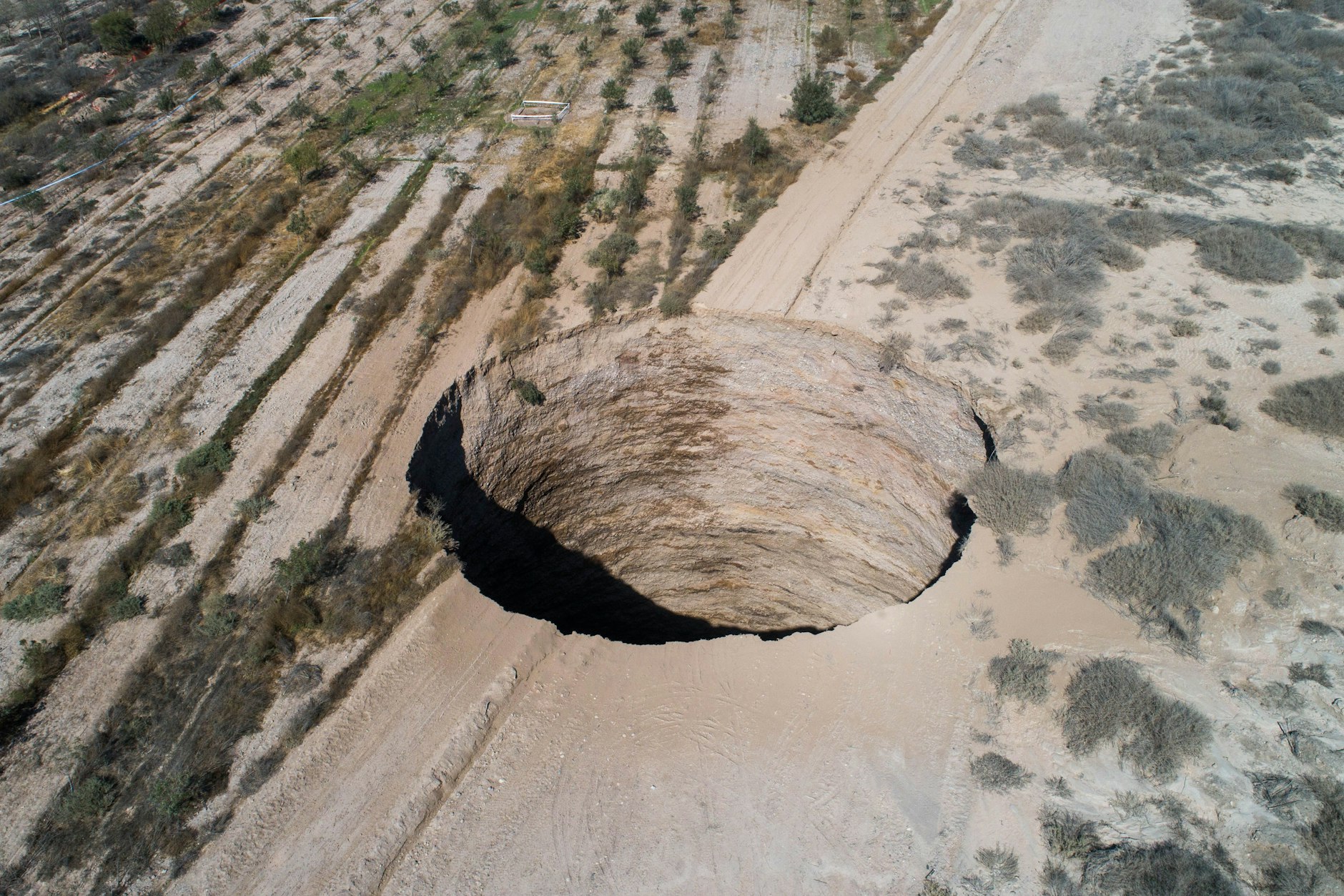 Chile: Ein großes Erdloch in der Nähe der Alcaparrosa-Mine. In einem Bergbaugebiet im Norden Chiles hat sich unvermittelt ein gewaltiges Loch aufgetan.