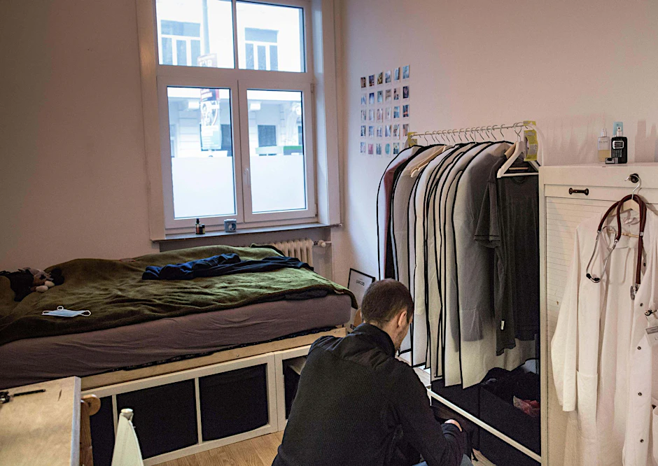 ARCHIV - Student in seinem WG-Zimmer in Hannover. Junge Leute erlassen etwas früher das Elternhaus als noch vor zehn Jahren.  
