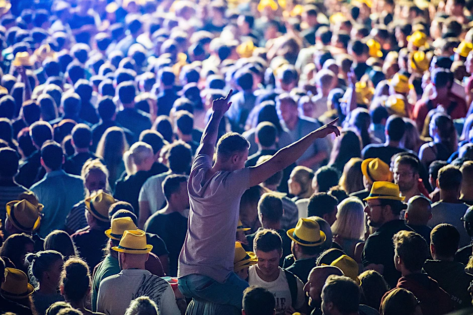 ARCHIV - Ausgebuchte Konzerte und Events wirken nach zwei Jahren Pandemie wie eine Rückkehr zur Normalität. Wirtschaftlich sieht es für die Branche jedoch weniger rosig aus.  