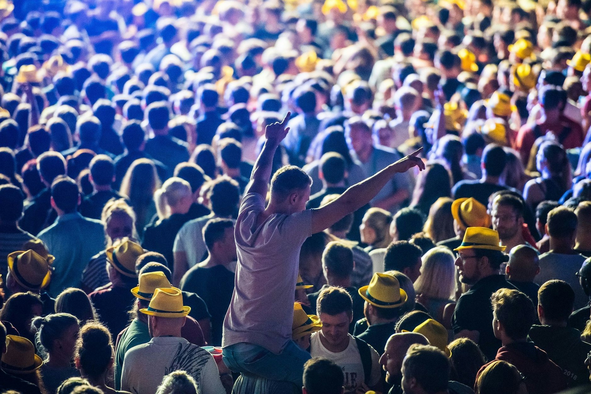 ARCHIV - Ausgebuchte Konzerte und Events wirken nach zwei Jahren Pandemie wie eine Rückkehr zur Normalität. Wirtschaftlich sieht es für die Branche jedoch weniger rosig aus.  