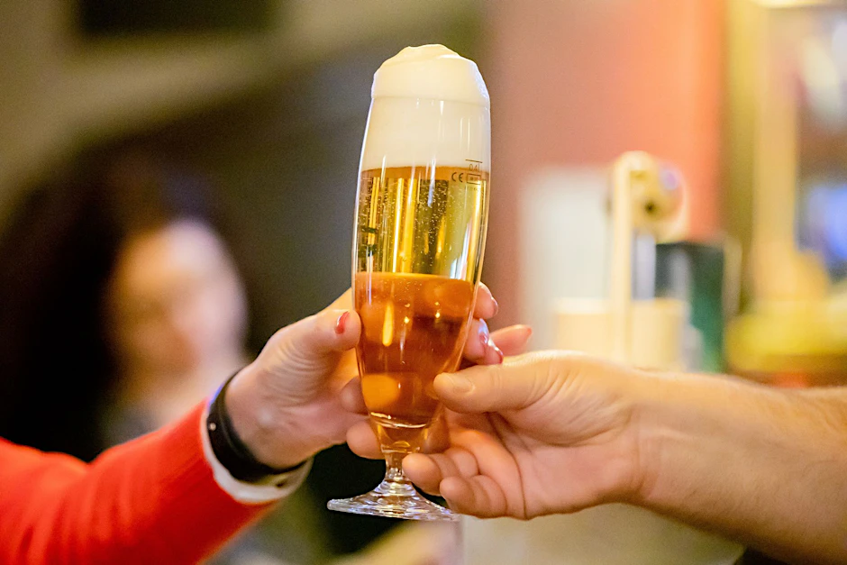 ARCHIV - Im Deutschland wurden in den ersten sechs Monaten rund 3,6 Milliarden Liter Bier verkauft.  