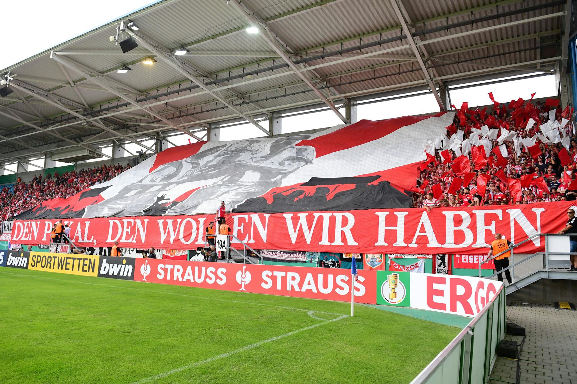 Union-Fans zeigen mit einer feingeistigen Choreo, was sie sich von ihren Fußballgöttern in dieser Spielzeit wünschen.